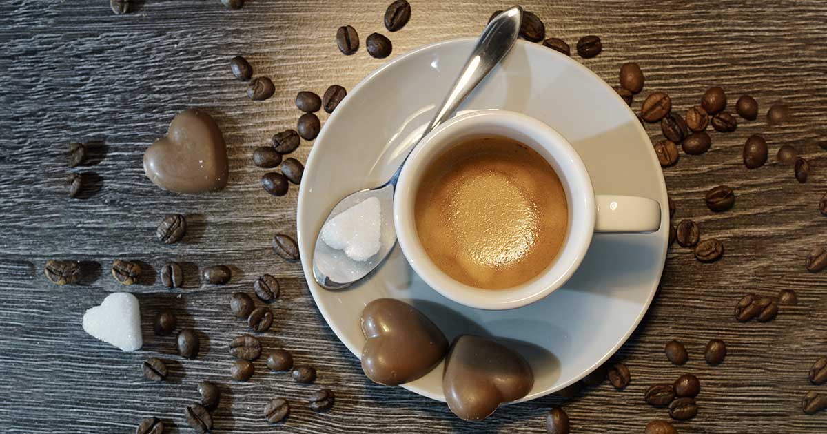 Tasse de café avec cœurs en chocolat